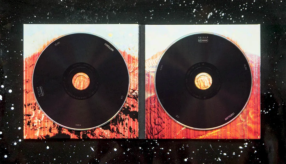 Aufgeklapptes Doppel-CD-Booklet von «Centillion» mit zwei Discs vor Sternenhimmel-Hintergrund