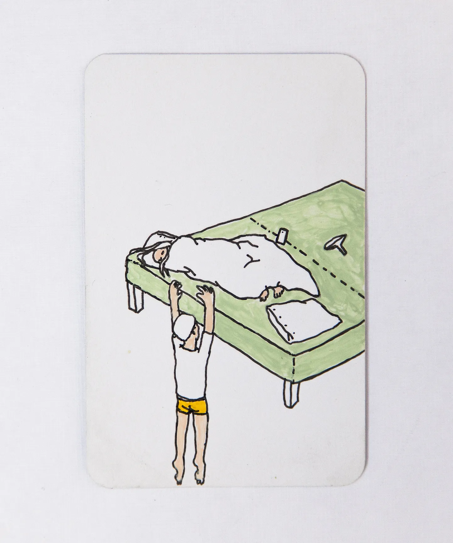 Spielkarte aus der Serie Limbus mit Kind, das an einem Bett mit schlafender Figur hochklettert